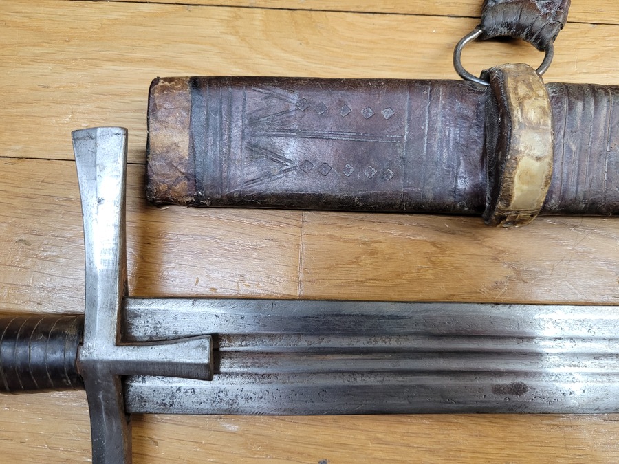 Belle épée derviche dite Kaskara – du type des « Fuzzy-Wuzzy » soudanais – Complète fourreau d’origine et suspentes – Cuir souple en bon état – Solide assemblage de garde – Lame flexible très tranchante – Vers 1880 – TBE – Image 4