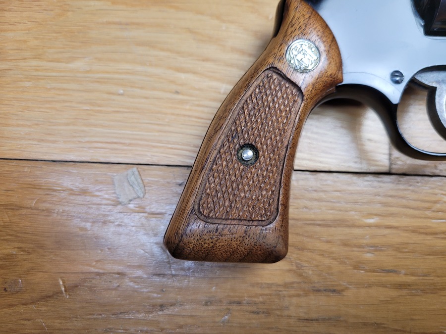 Peu courant Revolver Smith&Wesson Mod 37 ou « Chiefs Special Airweight » – 5 coups en calibre 38 SP – canon 3 pouces neuf – Poids de …. 420 grammes ! – Arme bluffante à l’état de neuf ! – Image 3