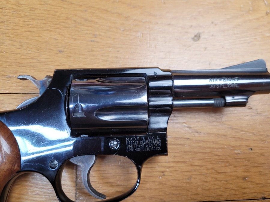 Peu courant Revolver Smith&Wesson Mod 37 ou « Chiefs Special Airweight » – 5 coups en calibre 38 SP – canon 3 pouces neuf – Poids de …. 420 grammes ! – Arme bluffante à l’état de neuf ! – Image 6