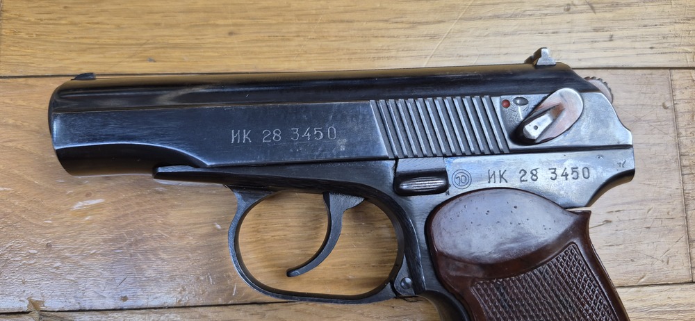 Très beau pistolet Makarov ou PM – Cal. 9×18 Makarov – Arme bulgare – Bonnes plaquettes bulgares d’origine – Bronzage à 99,7% – Mécanique impeccable – Canon superbe – Arme symbolique de la guerre froide – Excellent état – TBE++ – Image 5