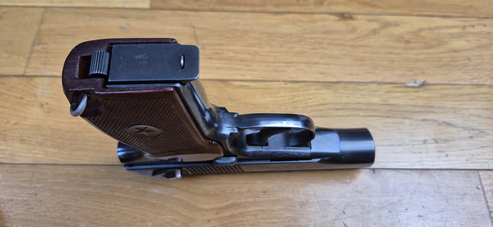 Très beau pistolet Makarov ou PM – Cal. 9×18 Makarov – Arme bulgare – Bonnes plaquettes bulgares d’origine – Bronzage à 99,7% – Mécanique impeccable – Canon superbe – Arme symbolique de la guerre froide – Excellent état – TBE++ – Image 7