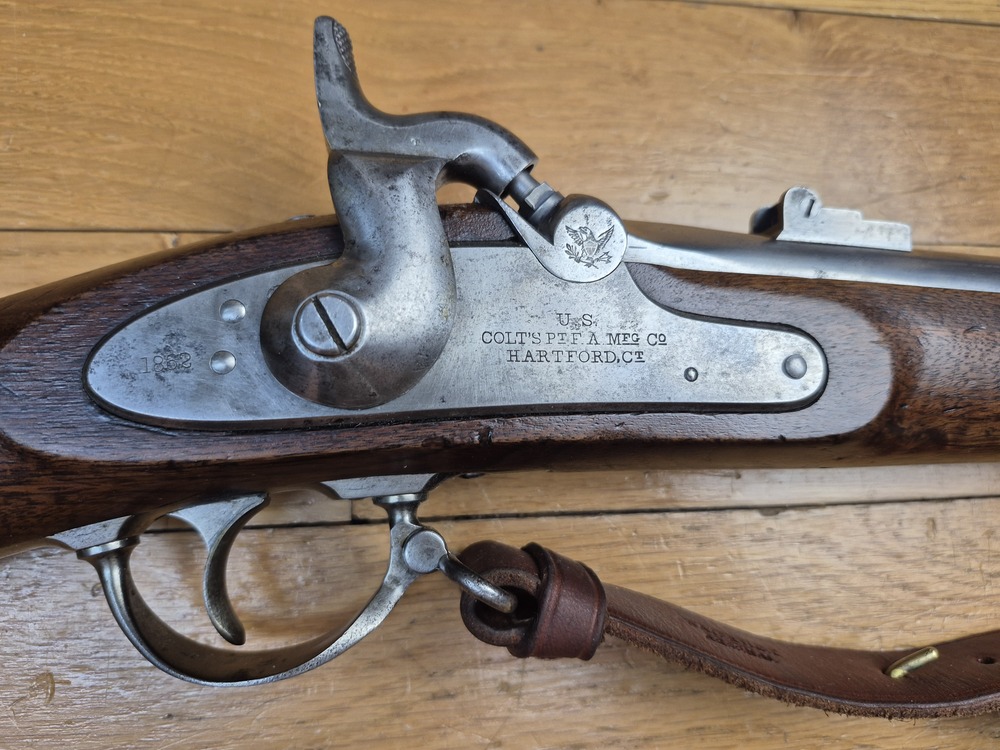 Rare fusil Springfield 1861 de Cadet – Colt Hartford en 1862 – Cal .58 à canon rayé pour balle Minié – Mécanique, marquages et canon plus qu’excellents – Bretelle – Superbe ! TBE++